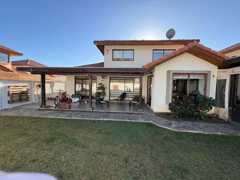 Casa en arriendo en Talca - Casa en arriendo en Condominio Los Nogales, Las Rastras, Talca